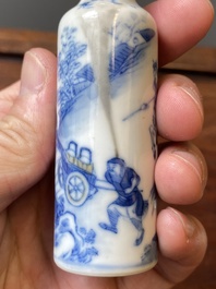 Vier Chinese blauw-witte en koperrode snuifflessen, 19e eeuw