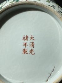 Een ronde Chinese famille rose dekseldoos met vleermuizen, Shou en sanduo decor, Guangxu merk en periode