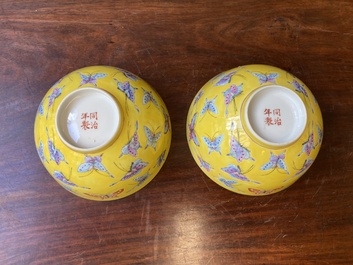 Paire de bols en porcelaine de Chine famille rose &agrave; d&eacute;cor de papillons sur fond jaune, marque et &eacute;poque de Tongzhi