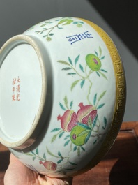 Een ronde Chinese famille rose dekseldoos met vleermuizen, Shou en sanduo decor, Guangxu merk en periode