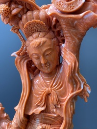 Grand groupe figurant une dame entour&eacute;e d'enfants en corail rouge, Chine, 19/20&egrave;me
