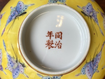 Een paar Chinese famille rose kommen met vlinders op gele fondkleur, Tongzhi merk en periode