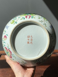 Bo&icirc;te ronde couverte en porcelaine de Chine famille rose &agrave; d&eacute;cor de chauve-souris, sanduo et Shou, marque et &eacute;poque de Guangxu