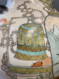 A Chinese qianjiang cai 'hu' vase with antiquities, signed Xu Pinheng 許品衡, Tongzhi mark, 19/20th C.