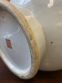 A Chinese qianjiang cai 'hu' vase with antiquities, signed Xu Pinheng 許品衡, Tongzhi mark, 19/20th C.