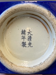 Een paar Chinese monochrome blauw-geglazuurde 'cong' vazen met trigrammen, Guangxu merk en periode