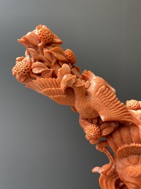 Grand groupe figurant une dame entour&eacute;e d'enfants en corail rouge, Chine, 19/20&egrave;me