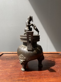 Br&ucirc;le-parfum tripod en bronze au couvercle figurant Liu Hai et le crapaud, Chine, Yuan