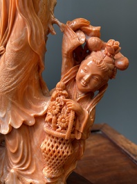 Grand groupe figurant une dame entour&eacute;e d'enfants en corail rouge, Chine, 19/20&egrave;me