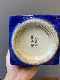 Een paar Chinese monochrome blauw-geglazuurde 'cong' vazen met trigrammen, Guangxu merk en periode