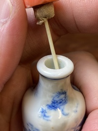 Vier Chinese blauw-witte en koperrode snuifflessen, 19e eeuw