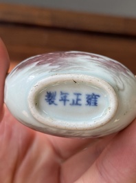 Vier Chinese blauw-witte en koperrode snuifflessen, 19e eeuw