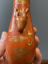 Petit vase de forme 'hu' en porcelaine de Chine &agrave; d&eacute;cor dor&eacute; d'un dragon et d'un ph&eacute;nix sur fond rouge de corail, marque de Qianlong, Qing