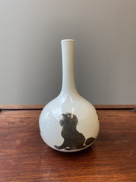Vase de forme bouteille en porcelaine de Chine &agrave; d&eacute;cor d'animaux mythiques en rouge de cuivre, Kangxi