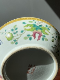 Bo&icirc;te ronde couverte en porcelaine de Chine famille rose &agrave; d&eacute;cor de chauve-souris, sanduo et Shou, marque et &eacute;poque de Guangxu