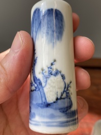 Vier Chinese blauw-witte en koperrode snuifflessen, 19e eeuw