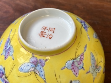 Paire de bols en porcelaine de Chine famille rose &agrave; d&eacute;cor de papillons sur fond jaune, marque et &eacute;poque de Tongzhi