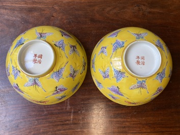 Paire de bols en porcelaine de Chine famille rose &agrave; d&eacute;cor de papillons sur fond jaune, marque et &eacute;poque de Tongzhi