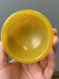 Exceptionnel bol couvert en verre jaune de P&eacute;kin, Chine, marque et &eacute;poque de Qianlong