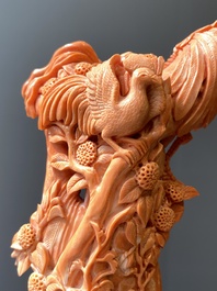 Grand groupe figurant une dame entour&eacute;e d'enfants en corail rouge, Chine, 19/20&egrave;me