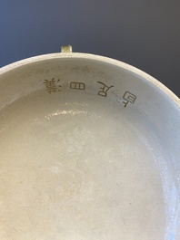 Een zeldzame Chinese monochrome dekselkom met teadust-glazuur, 'dui 敦', Hua Ting Shi Zhi 華亭氏製 merk, eind 19e eeuw