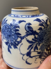 Paire de pots &agrave; eau en forme de cloche en porcelaine de Chine en bleu et blanc, Kangxi