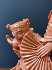Grand groupe figurant une dame entour&eacute;e d'enfants en corail rouge, Chine, 19/20&egrave;me