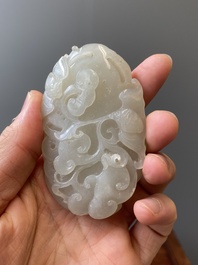 Presse-papier en jade finement sculpt&eacute; &agrave; d&eacute;cor d'une grue et d'un tigre, Chine, 17/18&egrave;me