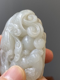 Presse-papier en jade finement sculpt&eacute; &agrave; d&eacute;cor d'une grue et d'un tigre, Chine, 17/18&egrave;me