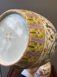 Paire de pots couverts en porcelaine de Chine famille rose &agrave; d&eacute;cor de ph&eacute;nix, marque de Ji Xiang Ru Yi 吉祥如意, 19&egrave;me