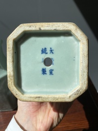 Een paar Chinese octagonale monochrome celadon vazen, Xuantong merk en periode