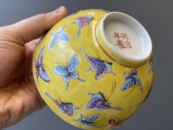 Quatre bols en porcelaine de Chine famille rose &agrave; d&eacute;cor de papillons sur fond jaune, marque et &eacute;poque de Tongzhi