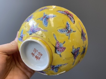 Quatre bols en porcelaine de Chine famille rose &agrave; d&eacute;cor de papillons sur fond jaune, marque et &eacute;poque de Tongzhi