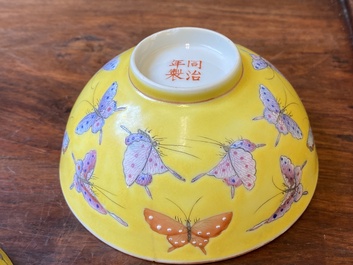 Cinq bols en porcelaine de Chine famille rose &agrave; d&eacute;cor de papillons sur fond jaune, marque et &eacute;poque de Tongzhi