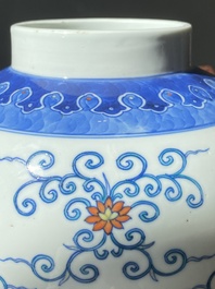 Vase en porcelaine de Chine doucai, marque et &eacute;poque de Daoguang