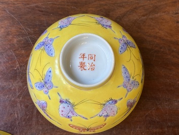 Cinq bols en porcelaine de Chine famille rose &agrave; d&eacute;cor de papillons sur fond jaune, marque et &eacute;poque de Tongzhi