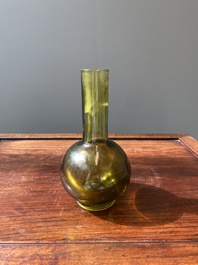 Rare vase de forme bouteille en verre de P&eacute;kin de couleur vert translucide, Chine, marque et &eacute;poque de Qianlong