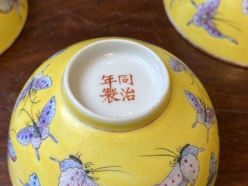 Cinq bols en porcelaine de Chine famille rose &agrave; d&eacute;cor de papillons sur fond jaune, marque et &eacute;poque de Tongzhi