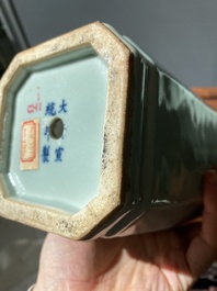 Een paar Chinese octagonale monochrome celadon vazen, Xuantong merk en periode