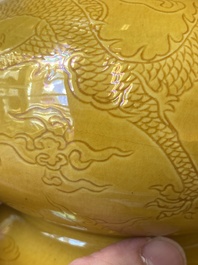 Deux vases de forme triple gourde en porcelaine de Chine en jaune monochrome aux rinceaux de lotus et dragons, marque de Longqing, 19&egrave;me