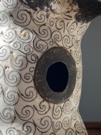 Een Chinees cloisonn&eacute; model van een schaap op rechthoekige basis met Arabische inscriptie, Qing