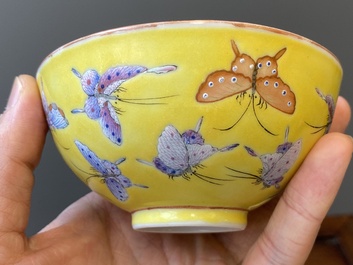 Cinq bols en porcelaine de Chine famille rose &agrave; d&eacute;cor de papillons sur fond jaune, marque et &eacute;poque de Tongzhi