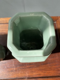 Een paar Chinese octagonale monochrome celadon vazen, Xuantong merk en periode