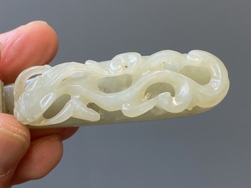 Deux boucles de ceintures finement sculpt&eacute;es en jade blanc, Chine, Qing