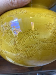 Deux vases de forme triple gourde en porcelaine de Chine en jaune monochrome aux rinceaux de lotus et dragons, marque de Longqing, 19&egrave;me