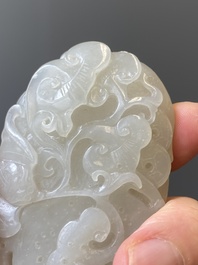 Presse-papier en jade finement sculpt&eacute; &agrave; d&eacute;cor d'une grue et d'un tigre, Chine, 17/18&egrave;me