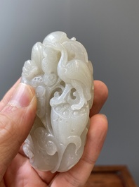 Presse-papier en jade finement sculpt&eacute; &agrave; d&eacute;cor d'une grue et d'un tigre, Chine, 17/18&egrave;me