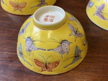 Cinq bols en porcelaine de Chine famille rose &agrave; d&eacute;cor de papillons sur fond jaune, marque et &eacute;poque de Tongzhi