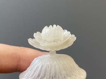 Th&eacute;i&egrave;re sculpt&eacute;e en jade blanc &agrave; d&eacute;cor floral de style moghole, Chine, 18/19&egrave;me