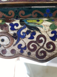 Een Chinees cloisonn&eacute; model van een schaap op rechthoekige basis met Arabische inscriptie, Qing